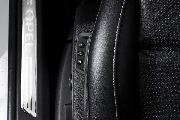 Opel Grandland X 1.6 Turbo Hybrid Ultimate - Automaat | Adapt. Cruise | Stoel-+Voorruitverw. | Stoelventilatie | PDC | 360 Camera | NAV + App. Connect | ECC | Elek. Klep | Trekhaak| LM 19" |