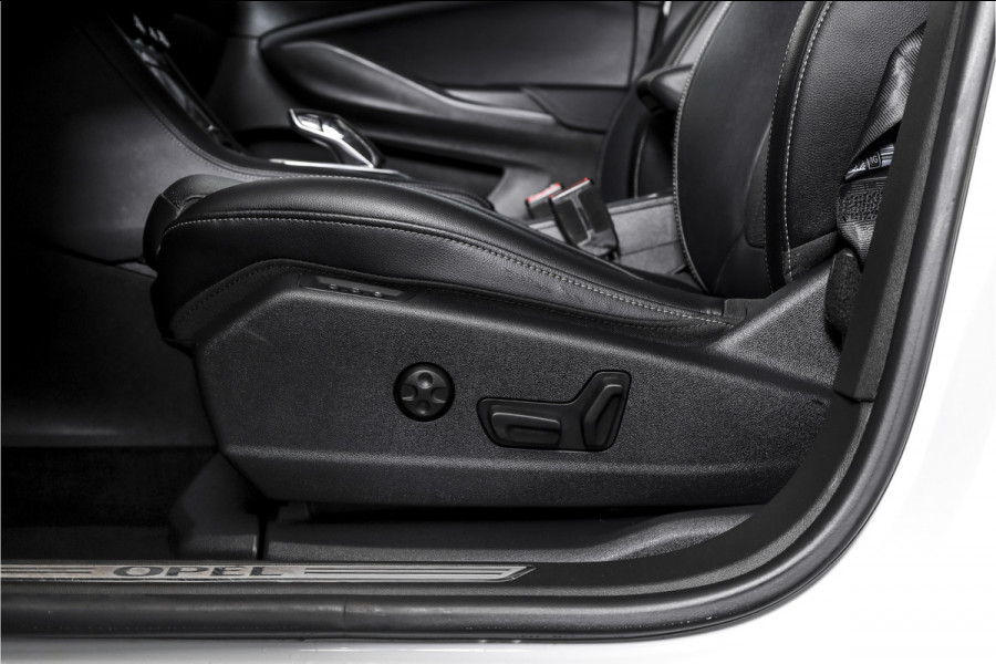 Opel Grandland X 1.6 Turbo Hybrid Ultimate - Automaat | Adapt. Cruise | Stoel-+Voorruitverw. | Stoelventilatie | PDC | 360 Camera | NAV + App. Connect | ECC | Elek. Klep | Trekhaak| LM 19" |