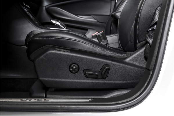 Opel Grandland X 1.6 Turbo Hybrid Ultimate - Automaat | Adapt. Cruise | Stoel-+Voorruitverw. | Stoelventilatie | PDC | 360 Camera | NAV + App. Connect | ECC | Elek. Klep | Trekhaak| LM 19" |