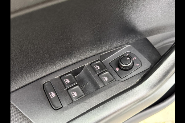 Volkswagen Polo 1.0 TSI R-line | Half leer | Sportstoelen | Airconditioning | Adaptieve cruise control | Trekhaak | Getint glas | Apple CarPlay