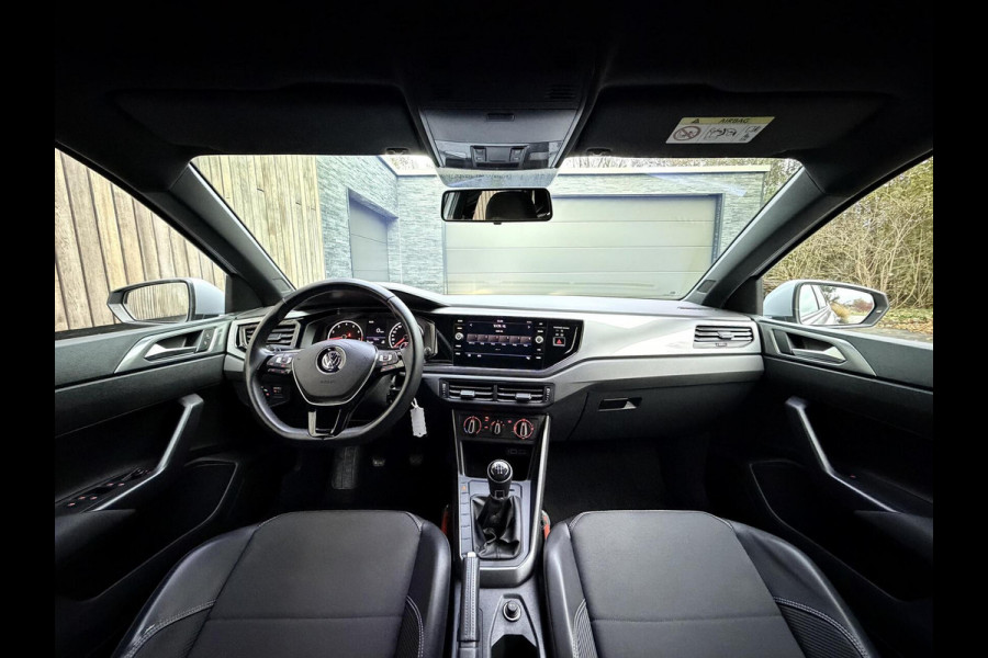 Volkswagen Polo 1.0 TSI R-line | Half leer | Sportstoelen | Airconditioning | Adaptieve cruise control | Trekhaak | Getint glas | Apple CarPlay