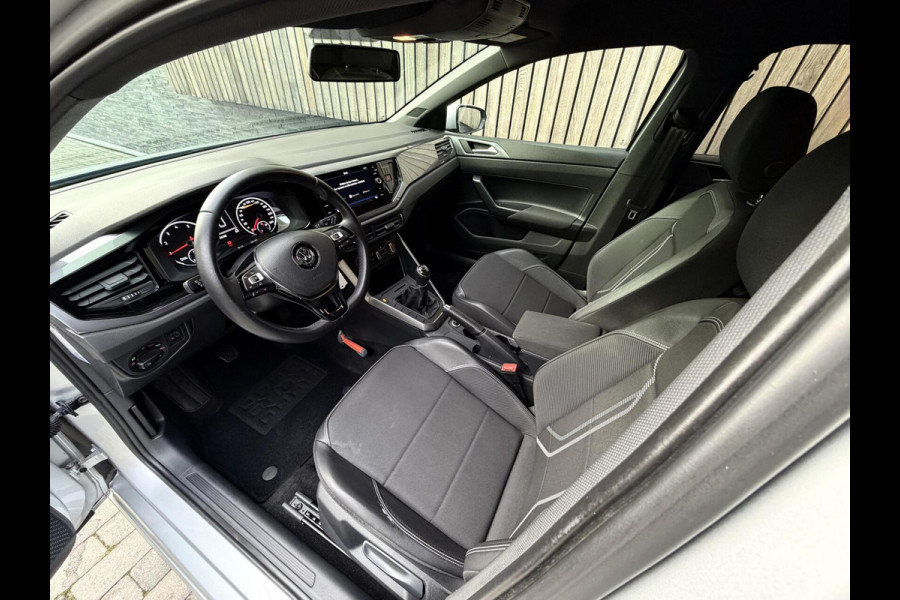 Volkswagen Polo 1.0 TSI R-line | Half leer | Sportstoelen | Airconditioning | Adaptieve cruise control | Trekhaak | Getint glas | Apple CarPlay