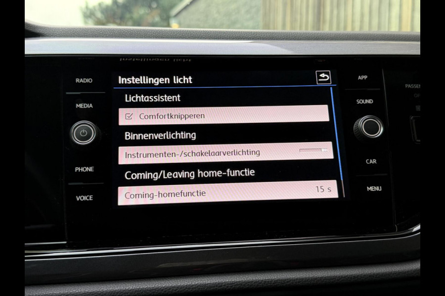 Volkswagen Polo 1.0 TSI R-line | Half leer | Sportstoelen | Airconditioning | Adaptieve cruise control | Trekhaak | Getint glas | Apple CarPlay