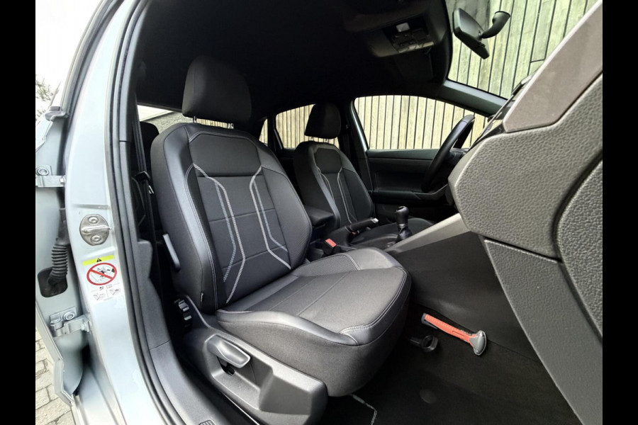 Volkswagen Polo 1.0 TSI R-line | Half leer | Sportstoelen | Airconditioning | Adaptieve cruise control | Trekhaak | Getint glas | Apple CarPlay