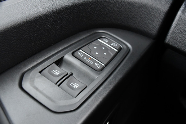 Renault Trafic 2.0 170 L2H1 DC Black Edition Extra Cruise, Camera, Carplay, LED, 170pk, Stoelverwarming, 2 x Schuifdeur, NAVI, Automaat, Clima, Uniek!