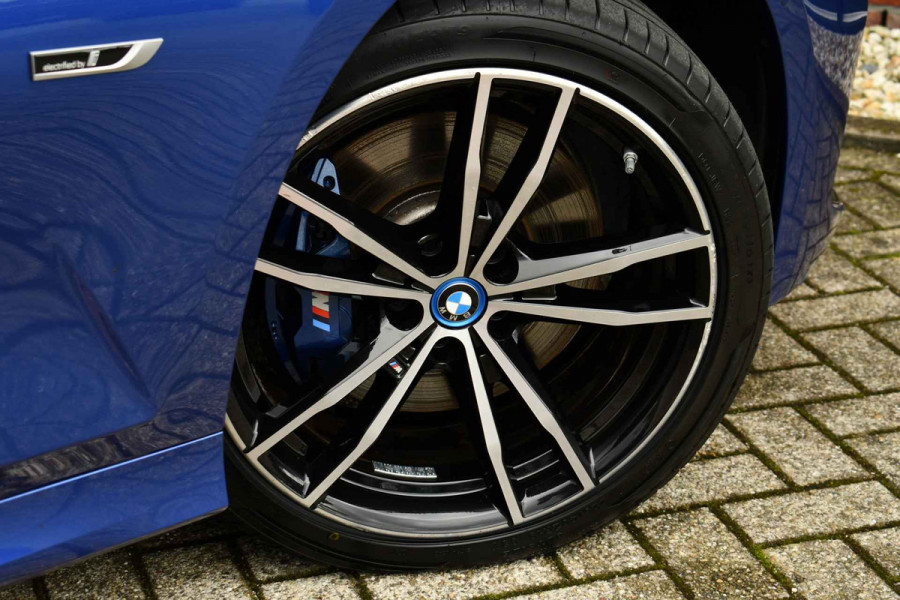 BMW 3 Serie Touring 330e M-Sport LCI-2 Pano Trekh ACC H/K 360 HUD 19inch