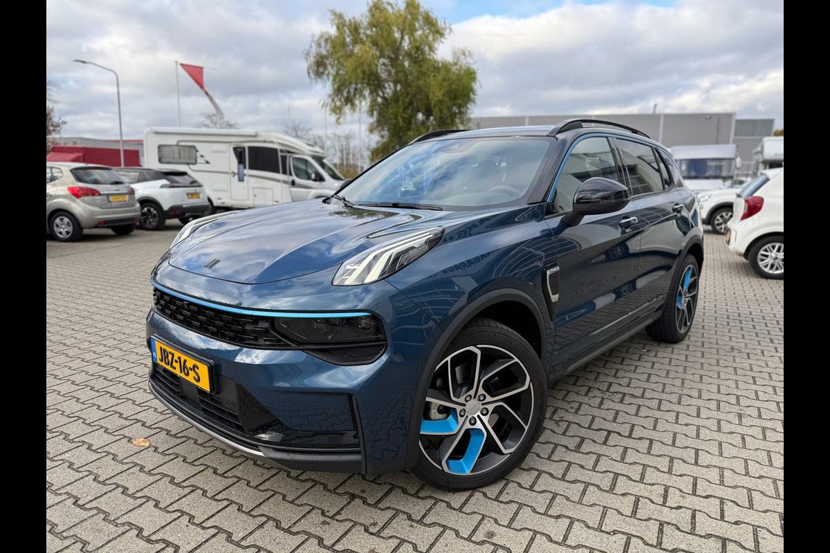 Lynk & Co 01 1.5 PLUG-IN HYBRID (PHEV) 261PK 6.6KW LADEN ZWARTE HEMEL/STUURWIELVERWARMING AUTOMAAT (RIJKLAARPRIJS)