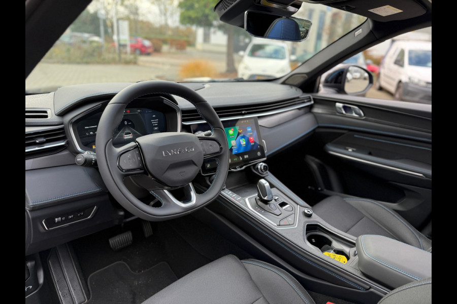 Lynk & Co 01 1.5 PLUG-IN HYBRID (PHEV) 261PK 6.6KW LADEN ZWARTE HEMEL/STUURWIELVERWARMING AUTOMAAT (RIJKLAARPRIJS)