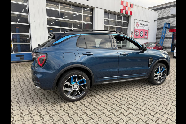 Lynk & Co 01 1.5 PLUG-IN HYBRID (PHEV) 261PK 6.6KW LADEN ZWARTE HEMEL/STUURWIELVERWARMING AUTOMAAT (RIJKLAARPRIJS)