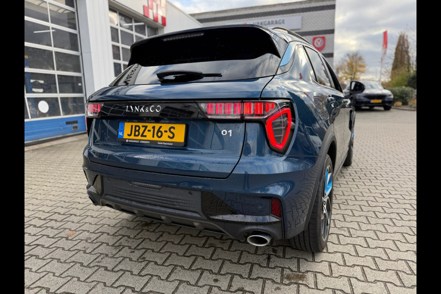 Lynk & Co 01 1.5 PLUG-IN HYBRID (PHEV) 261PK 6.6KW LADEN ZWARTE HEMEL/STUURWIELVERWARMING AUTOMAAT (RIJKLAARPRIJS)
