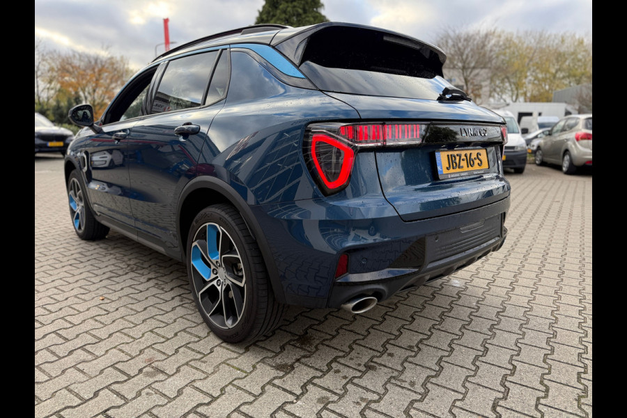 Lynk & Co 01 1.5 PLUG-IN HYBRID (PHEV) 261PK 6.6KW LADEN ZWARTE HEMEL/STUURWIELVERWARMING AUTOMAAT (RIJKLAARPRIJS)