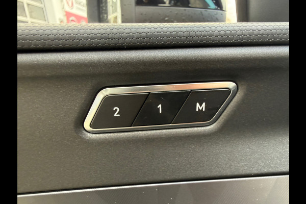 Lynk & Co 01 1.5 PLUG-IN HYBRID (PHEV) 261PK 6.6KW LADEN ZWARTE HEMEL/STUURWIELVERWARMING AUTOMAAT (RIJKLAARPRIJS)