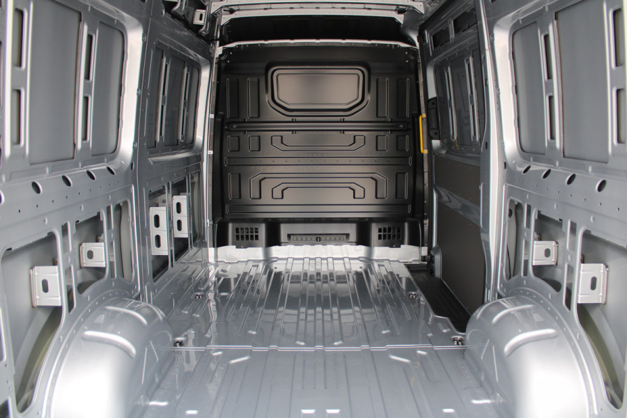 Volkswagen Crafter 30 2.0 TDI L3H3 140pk - Navigatie - DAB - Geveerde Stoel - Camera - Carplay - Rijklaar