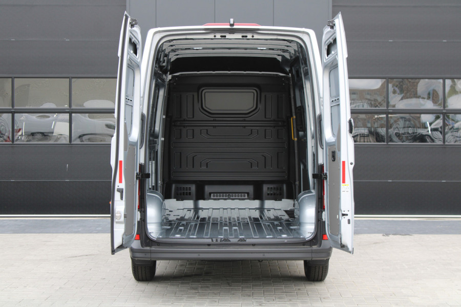 Volkswagen Crafter 30 2.0 TDI L3H3 140pk - Navigatie - DAB - Geveerde Stoel - Camera - Carplay - Rijklaar