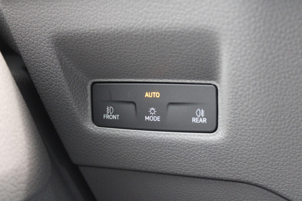 Volkswagen Crafter 30 2.0 TDI L3H3 140pk - Navigatie - DAB - Geveerde Stoel - Camera - Carplay - Rijklaar