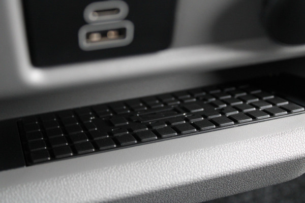 Ford Transit Custom 320 2.0 TDCI L2H1 Limited 170pk - 5 jaar Garantie - 2x Schuif - Stoel/Stuurverwarming - ACC - Sidebars - AGR Stoel - Opvouwbare