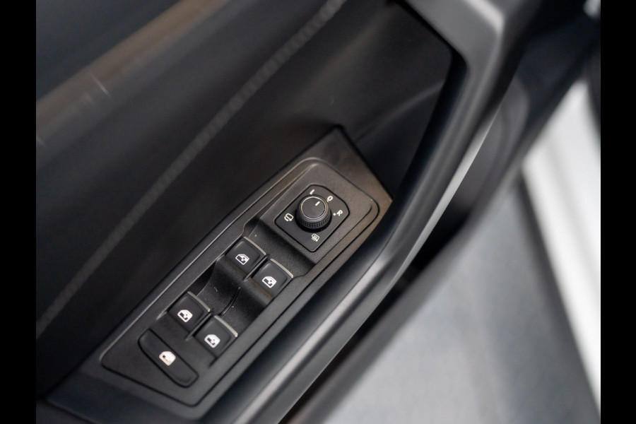 Volkswagen T-Roc 1.5 TSI 150Pk DSG Style | Trekhaak afnb. | IQ Light | Allseason banden | Prijs Rijklaar!!