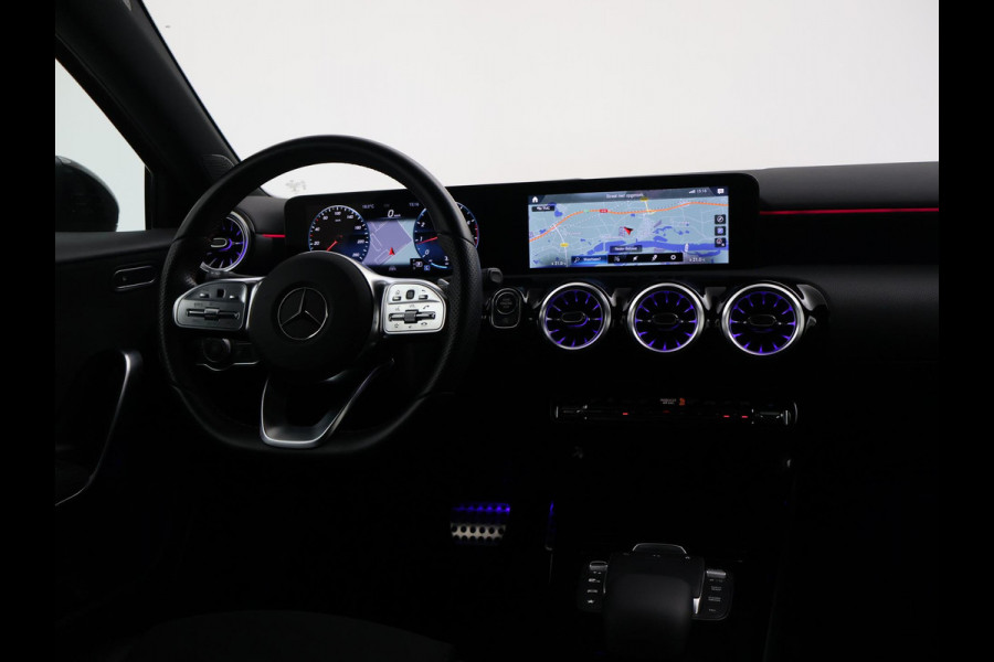 Mercedes-Benz A-Klasse 180 AUT. AMG SPORT + PANORAMA | SFEERVERLICHTING | CAMERA | ADAPTIVE CRUISE | CARPLAY