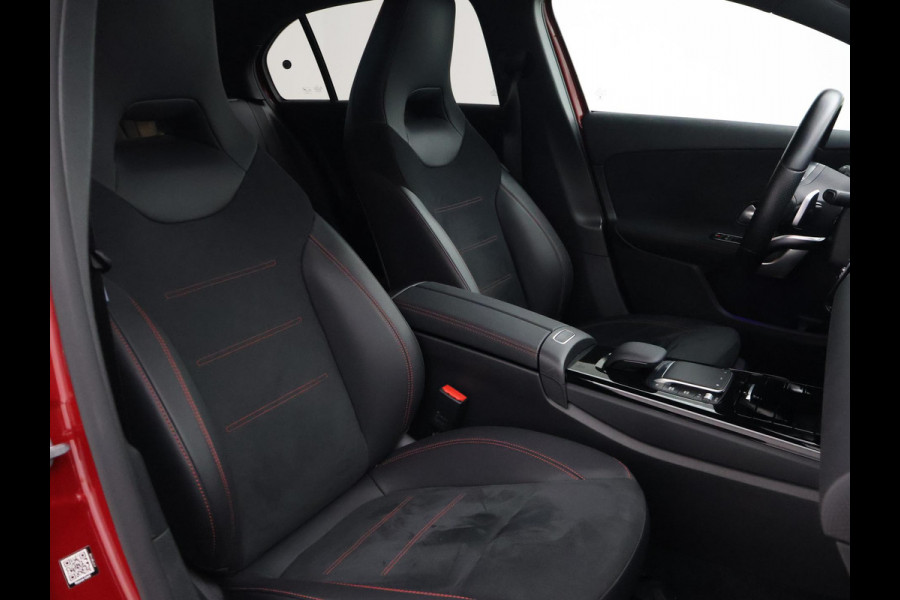 Mercedes-Benz A-Klasse 180 AUT. AMG SPORT + PANORAMA | SFEERVERLICHTING | CAMERA | ADAPTIVE CRUISE | CARPLAY