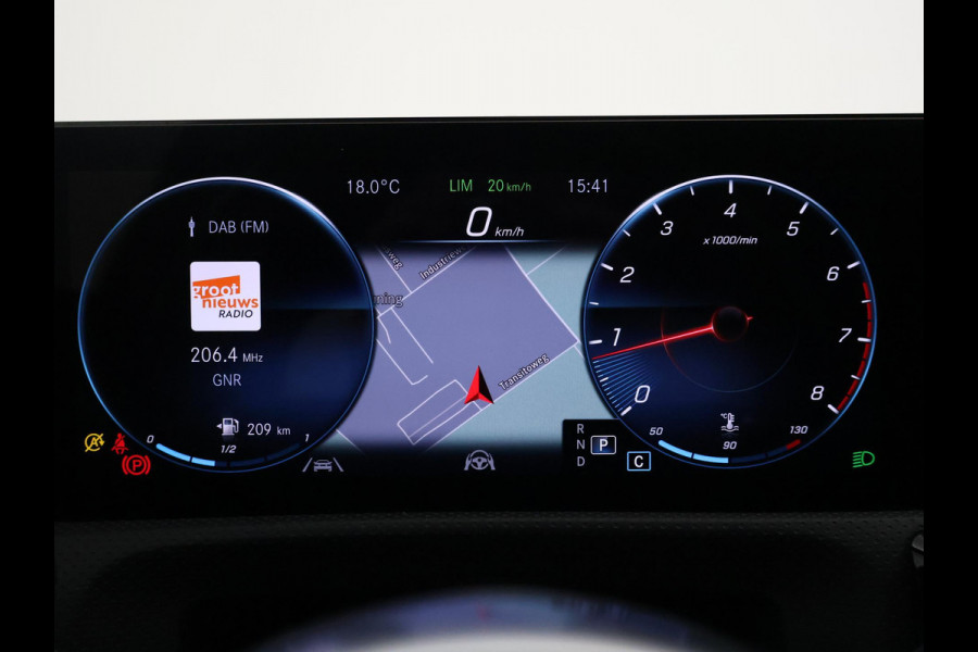 Mercedes-Benz A-Klasse 180 AUT. AMG SPORT + PANORAMA | SFEERVERLICHTING | CAMERA | ADAPTIVE CRUISE | CARPLAY