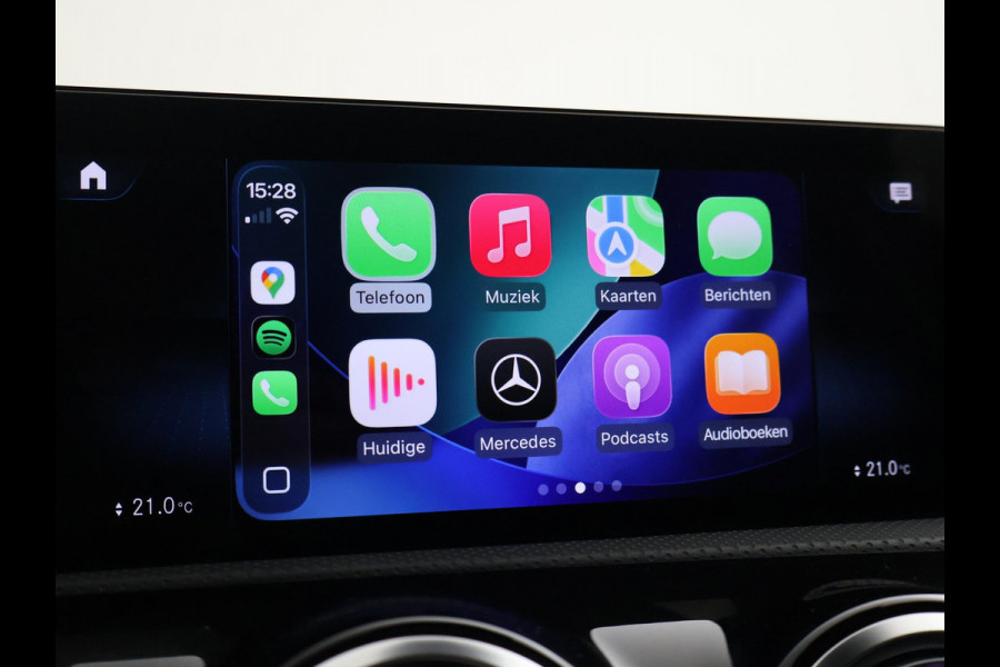 Mercedes-Benz A-Klasse 180 AUT. AMG SPORT + PANORAMA | SFEERVERLICHTING | CAMERA | ADAPTIVE CRUISE | CARPLAY