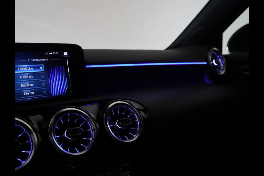 Mercedes-Benz A-Klasse 180 AUT. AMG SPORT + PANORAMA | SFEERVERLICHTING | CAMERA | ADAPTIVE CRUISE | CARPLAY