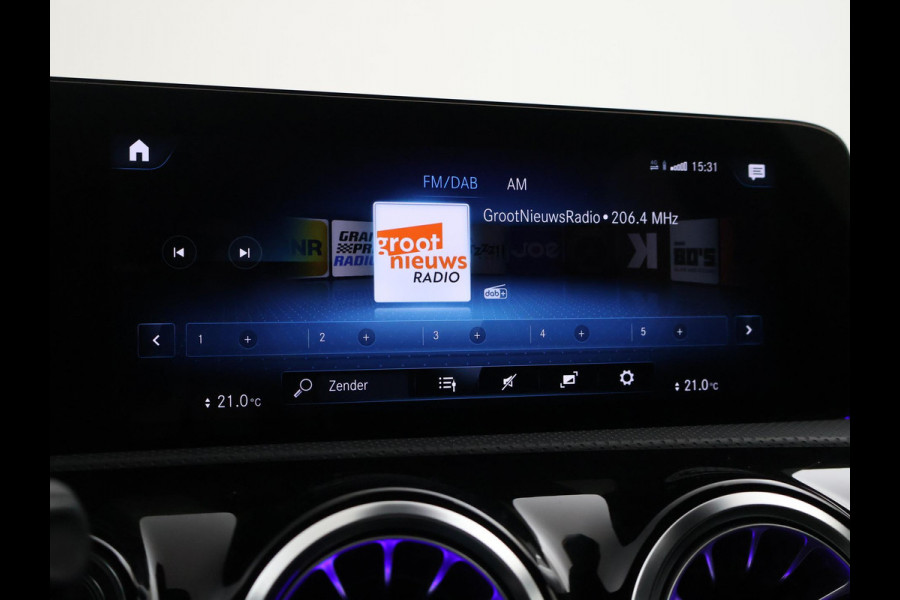 Mercedes-Benz A-Klasse 180 AUT. AMG SPORT + PANORAMA | SFEERVERLICHTING | CAMERA | ADAPTIVE CRUISE | CARPLAY