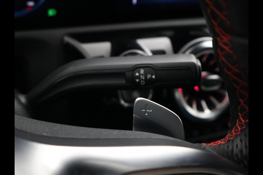 Mercedes-Benz A-Klasse 180 AUT. AMG SPORT + PANORAMA | SFEERVERLICHTING | CAMERA | ADAPTIVE CRUISE | CARPLAY