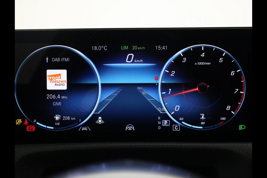 Mercedes-Benz A-Klasse 180 AUT. AMG SPORT + PANORAMA | SFEERVERLICHTING | CAMERA | ADAPTIVE CRUISE | CARPLAY
