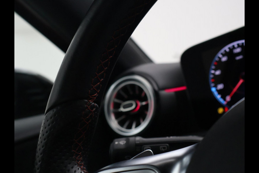 Mercedes-Benz A-Klasse 180 AUT. AMG SPORT + PANORAMA | SFEERVERLICHTING | CAMERA | ADAPTIVE CRUISE | CARPLAY