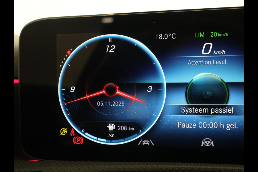 Mercedes-Benz A-Klasse 180 AUT. AMG SPORT + PANORAMA | SFEERVERLICHTING | CAMERA | ADAPTIVE CRUISE | CARPLAY