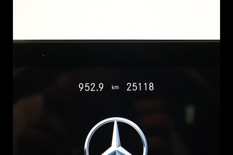 Mercedes-Benz A-Klasse 180 AUT. AMG SPORT + PANORAMA | SFEERVERLICHTING | CAMERA | ADAPTIVE CRUISE | CARPLAY
