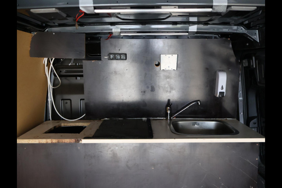 Volkswagen Crafter 35 2.0 TDI 140 PK DSG L3H3 + 3000 KG TREKHAAK + ADAPTIVE CRUISE / STUUR+ STOELVERW. / MASSAGE / LED / CAMERA