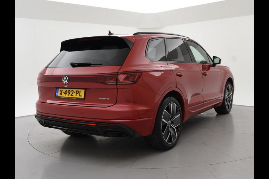 Volkswagen Touareg R 3.0 TSi V6 eHybrid 4MOTION R 462 PK *CHILI RED* + PANORAMA | STOELVENTILATIE | LUCHTVERING | DYNAUDIO | HEAD-UP DISPLAY