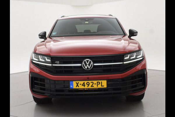 Volkswagen Touareg R 3.0 TSi V6 eHybrid 4MOTION R 462 PK *CHILI RED* + PANORAMA | STOELVENTILATIE | LUCHTVERING | DYNAUDIO | HEAD-UP DISPLAY
