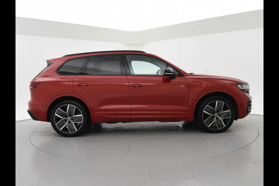 Volkswagen Touareg R 3.0 TSi V6 eHybrid 4MOTION R 462 PK *CHILI RED* + PANORAMA | STOELVENTILATIE | LUCHTVERING | DYNAUDIO | HEAD-UP DISPLAY