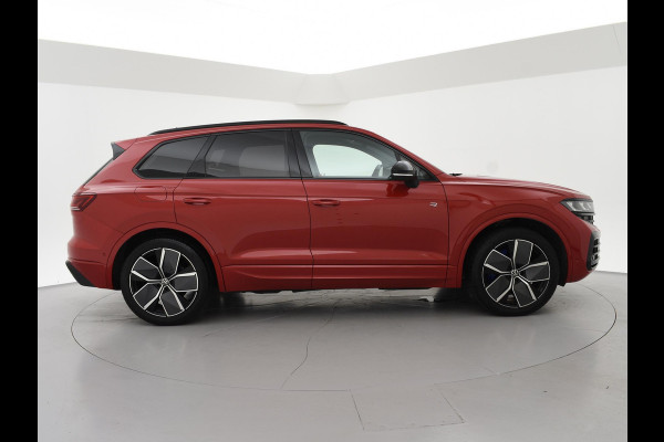 Volkswagen Touareg R 3.0 TSi V6 eHybrid 4MOTION R 462 PK *CHILI RED* + PANORAMA | STOELVENTILATIE | LUCHTVERING | DYNAUDIO | HEAD-UP DISPLAY