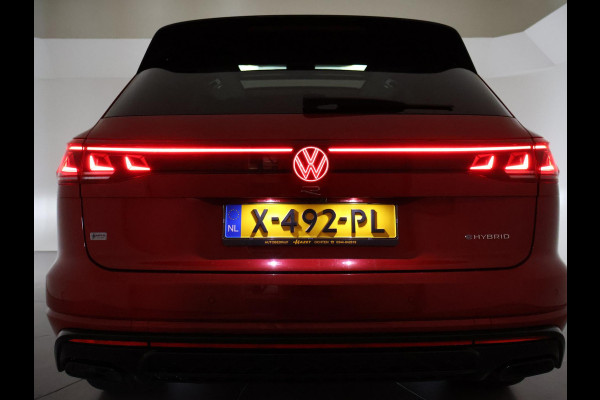 Volkswagen Touareg R 3.0 TSi V6 eHybrid 4MOTION R 462 PK *CHILI RED* + PANORAMA | STOELVENTILATIE | LUCHTVERING | DYNAUDIO | HEAD-UP DISPLAY
