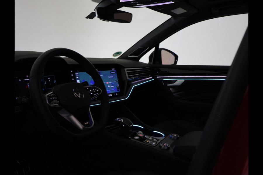 Volkswagen Touareg R 3.0 TSi V6 eHybrid 4MOTION R 462 PK *CHILI RED* + PANORAMA | STOELVENTILATIE | LUCHTVERING | DYNAUDIO | HEAD-UP DISPLAY