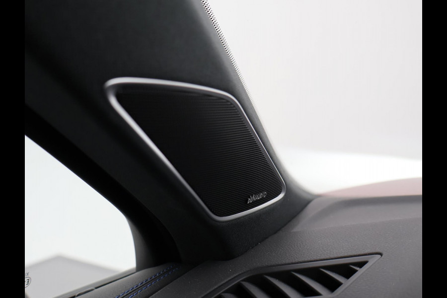 Volkswagen Touareg R 3.0 TSi V6 eHybrid 4MOTION R 462 PK *CHILI RED* + PANORAMA | STOELVENTILATIE | LUCHTVERING | DYNAUDIO | HEAD-UP DISPLAY