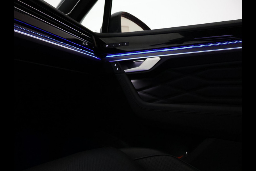 Volkswagen Touareg R 3.0 TSi V6 eHybrid 4MOTION R 462 PK *CHILI RED* + PANORAMA | STOELVENTILATIE | LUCHTVERING | DYNAUDIO | HEAD-UP DISPLAY