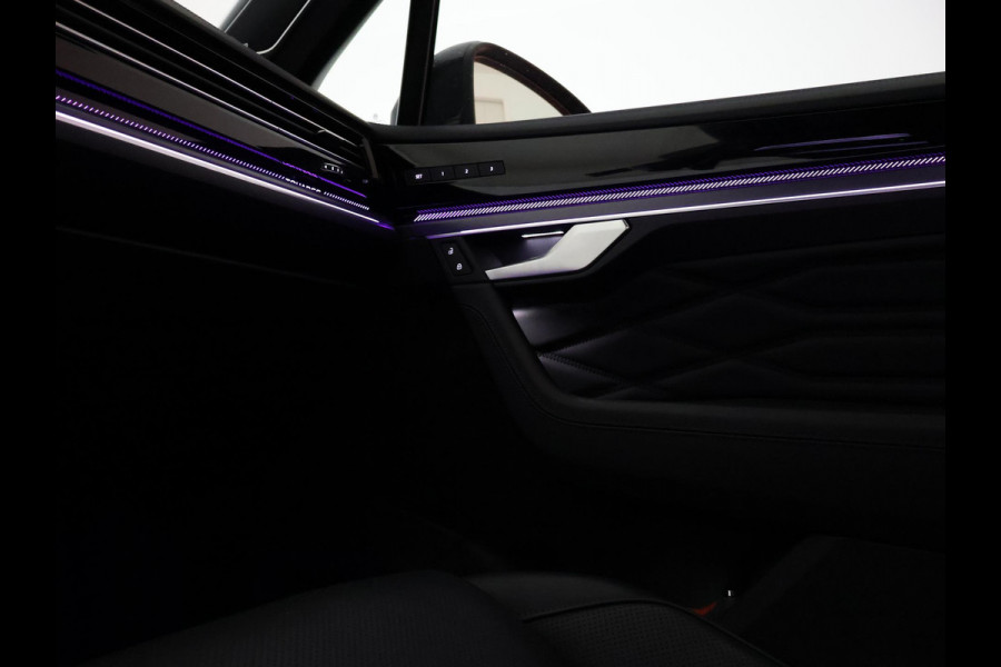 Volkswagen Touareg R 3.0 TSi V6 eHybrid 4MOTION R 462 PK *CHILI RED* + PANORAMA | STOELVENTILATIE | LUCHTVERING | DYNAUDIO | HEAD-UP DISPLAY