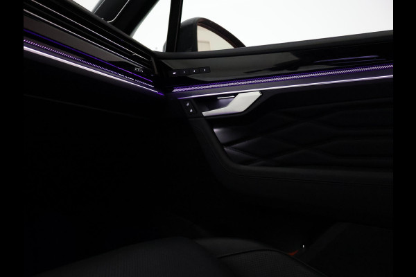 Volkswagen Touareg R 3.0 TSi V6 eHybrid 4MOTION R 462 PK *CHILI RED* + PANORAMA | STOELVENTILATIE | LUCHTVERING | DYNAUDIO | HEAD-UP DISPLAY