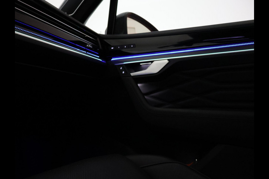 Volkswagen Touareg R 3.0 TSi V6 eHybrid 4MOTION R 462 PK *CHILI RED* + PANORAMA | STOELVENTILATIE | LUCHTVERING | DYNAUDIO | HEAD-UP DISPLAY