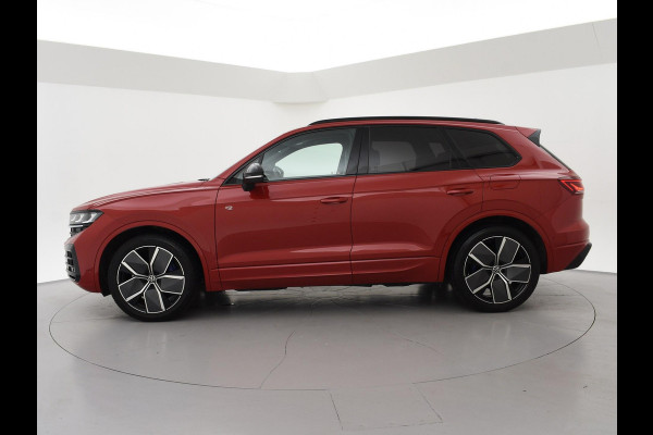 Volkswagen Touareg R 3.0 TSi V6 eHybrid 4MOTION R 462 PK *CHILI RED* + PANORAMA | STOELVENTILATIE | LUCHTVERING | DYNAUDIO | HEAD-UP DISPLAY