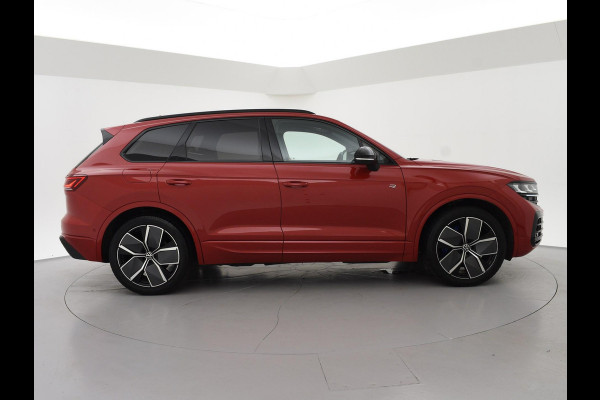Volkswagen Touareg R 3.0 TSi V6 eHybrid 4MOTION R 462 PK *CHILI RED* + PANORAMA | STOELVENTILATIE | LUCHTVERING | DYNAUDIO | HEAD-UP DISPLAY