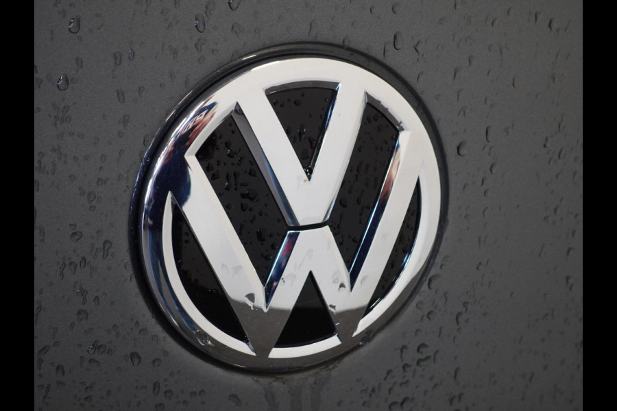 Volkswagen Transporter 2.0 TDI L2H1 28 Highline Automaat Camera | Airco | Cruise control | Navigatie | Trekhaak | Lichtmetalen velgen | Apple Carplay/ Android Auto | LED