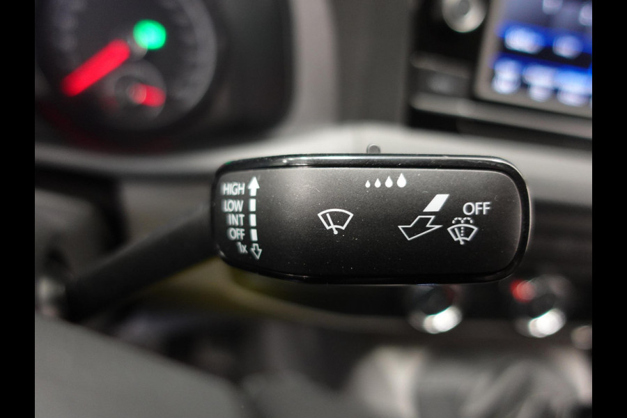 Volkswagen Transporter 2.0 TDI L2H1 28 Highline Automaat Camera | Airco | Cruise control | Navigatie | Trekhaak | Lichtmetalen velgen | Apple Carplay/ Android Auto | LED