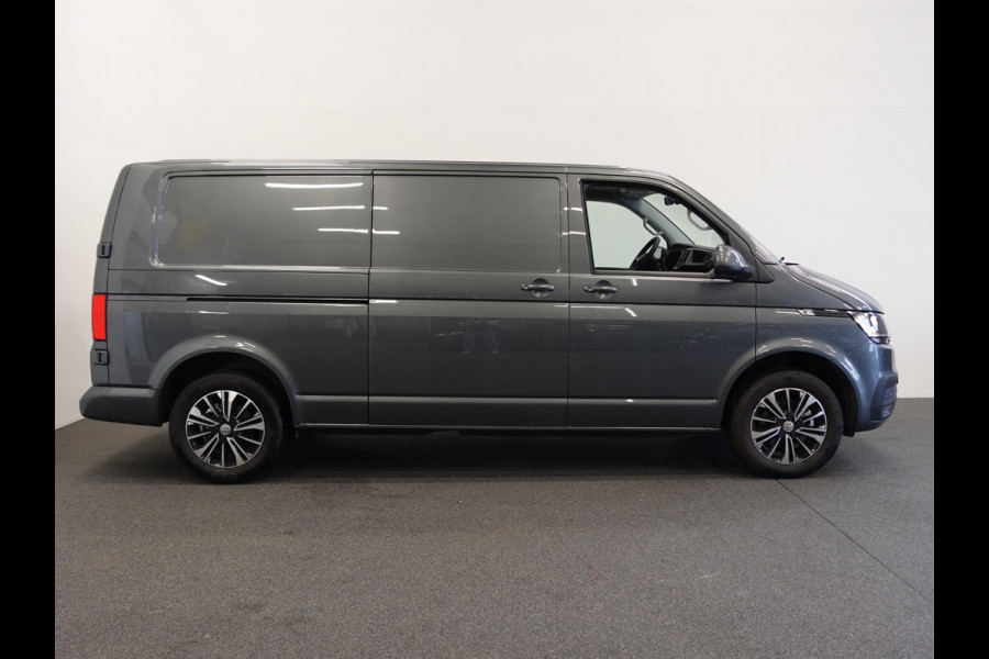Volkswagen Transporter 2.0 TDI L2H1 28 Highline Automaat Camera | Airco | Cruise control | Navigatie | Trekhaak | Lichtmetalen velgen | Apple Carplay/ Android Auto | LED