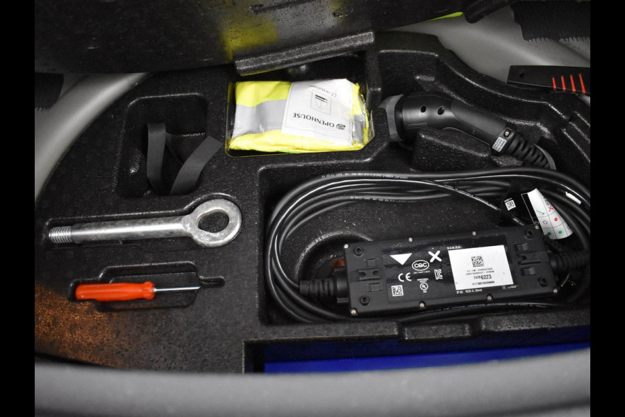 Opel Ampera-E LAUNCH EXECUTIVE 60 KWH *INCL. BTW* + ADAPTIVE CRUISE / APPLE CARPLAY / BOSE / CAMERA / DAB